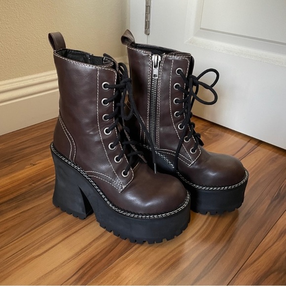 [SOLD] Delia’s Brown Platform Boots - Picture 3 of 4